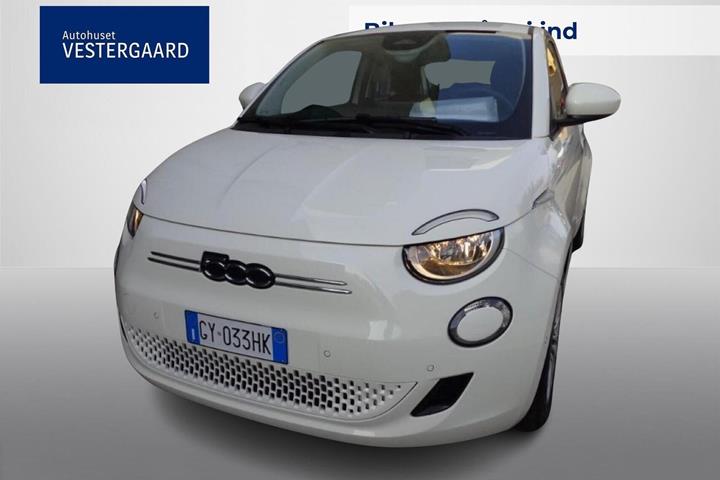 Hvid Fiat 500e fra 2025 set udefra