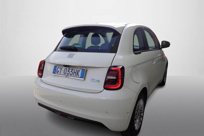 Hvid Fiat 500e fra 2025