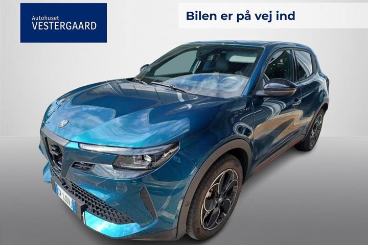 Blå Alfa Romeo Junior fra 2024 set udefra