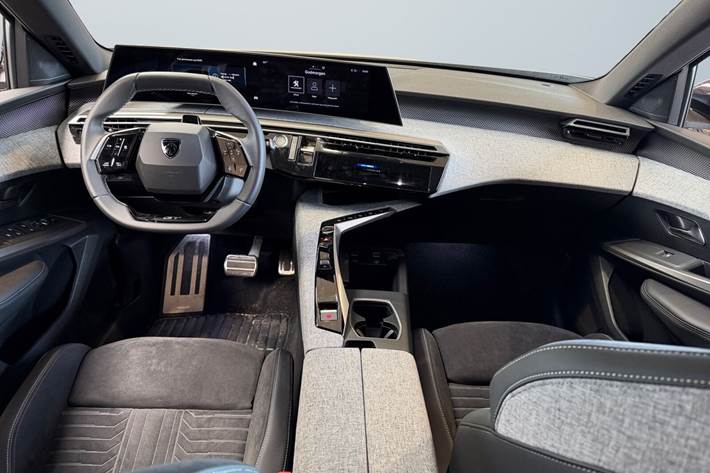 Grå Peugeot e-5008 fra 2026