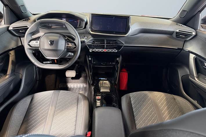 Grå Peugeot e-2008 fra 2025