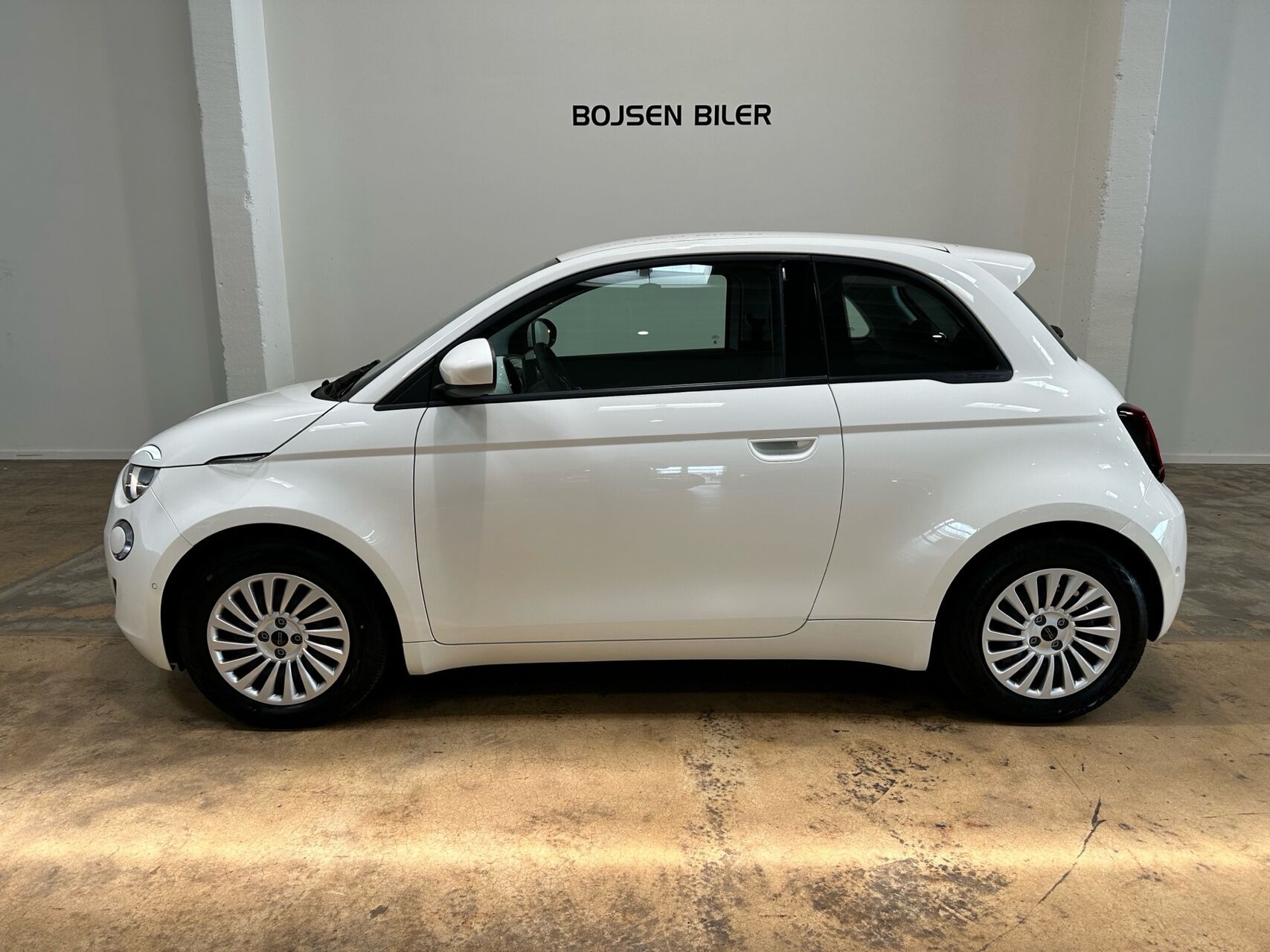 Hvid Fiat 500e fra 2023