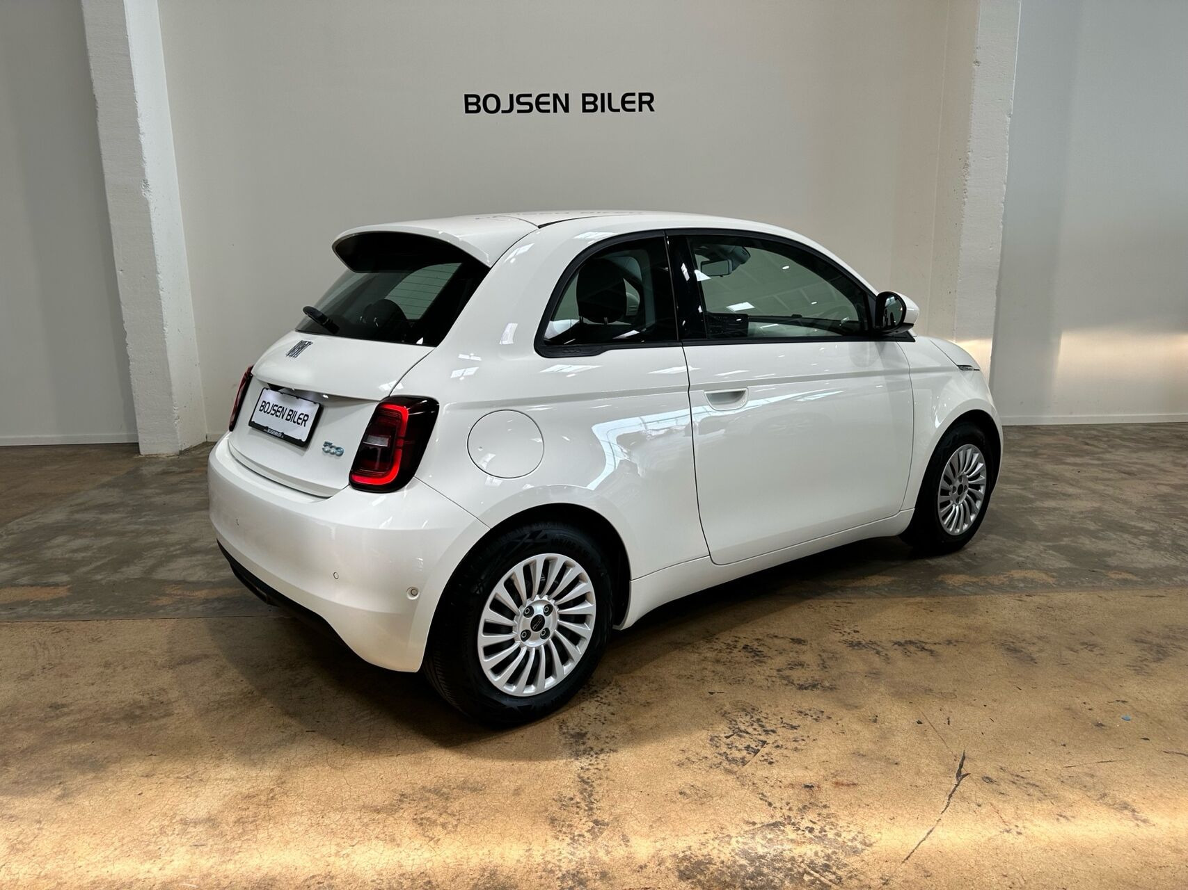 Hvid Fiat 500e fra 2023