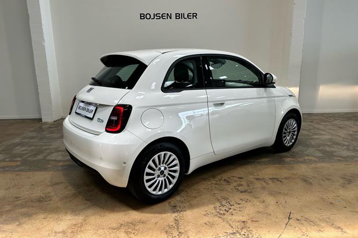 Hvid Fiat 500e fra 2023