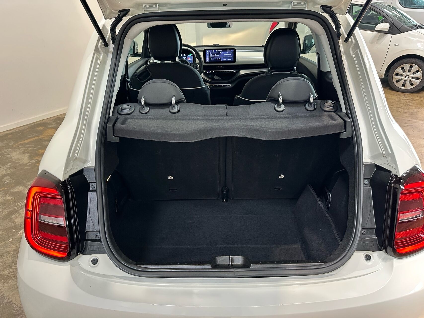 Hvid Fiat 500e fra 2023