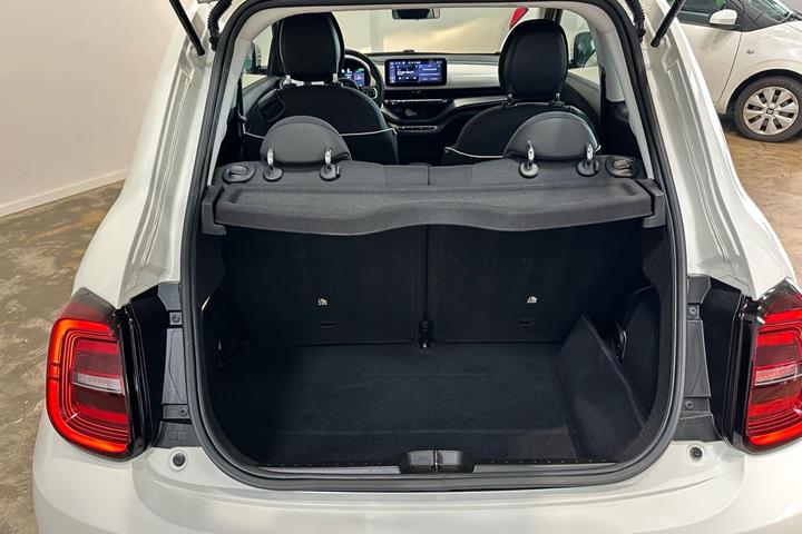Hvid Fiat 500e fra 2023