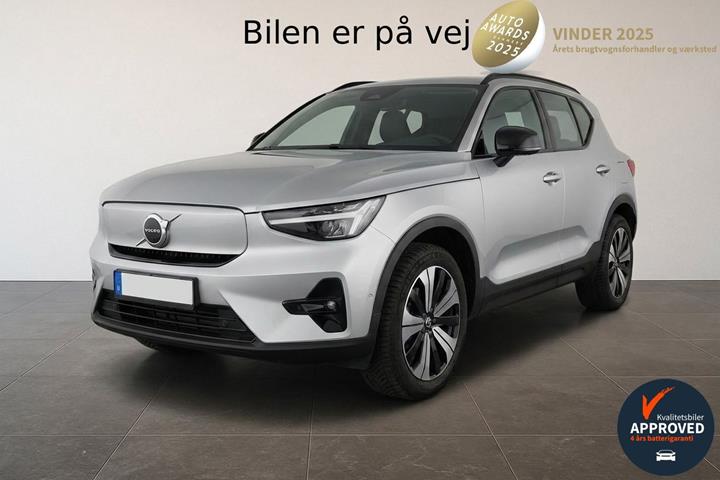 Sølv Volvo XC40 fra 2023 set udefra