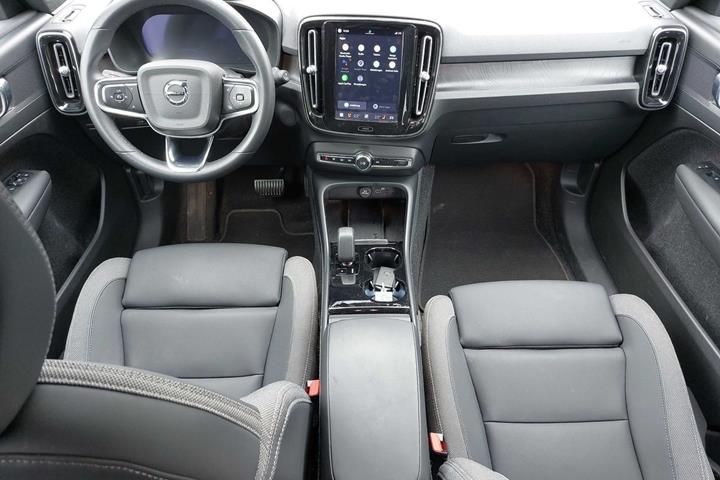 Sølv Volvo XC40 fra 2023