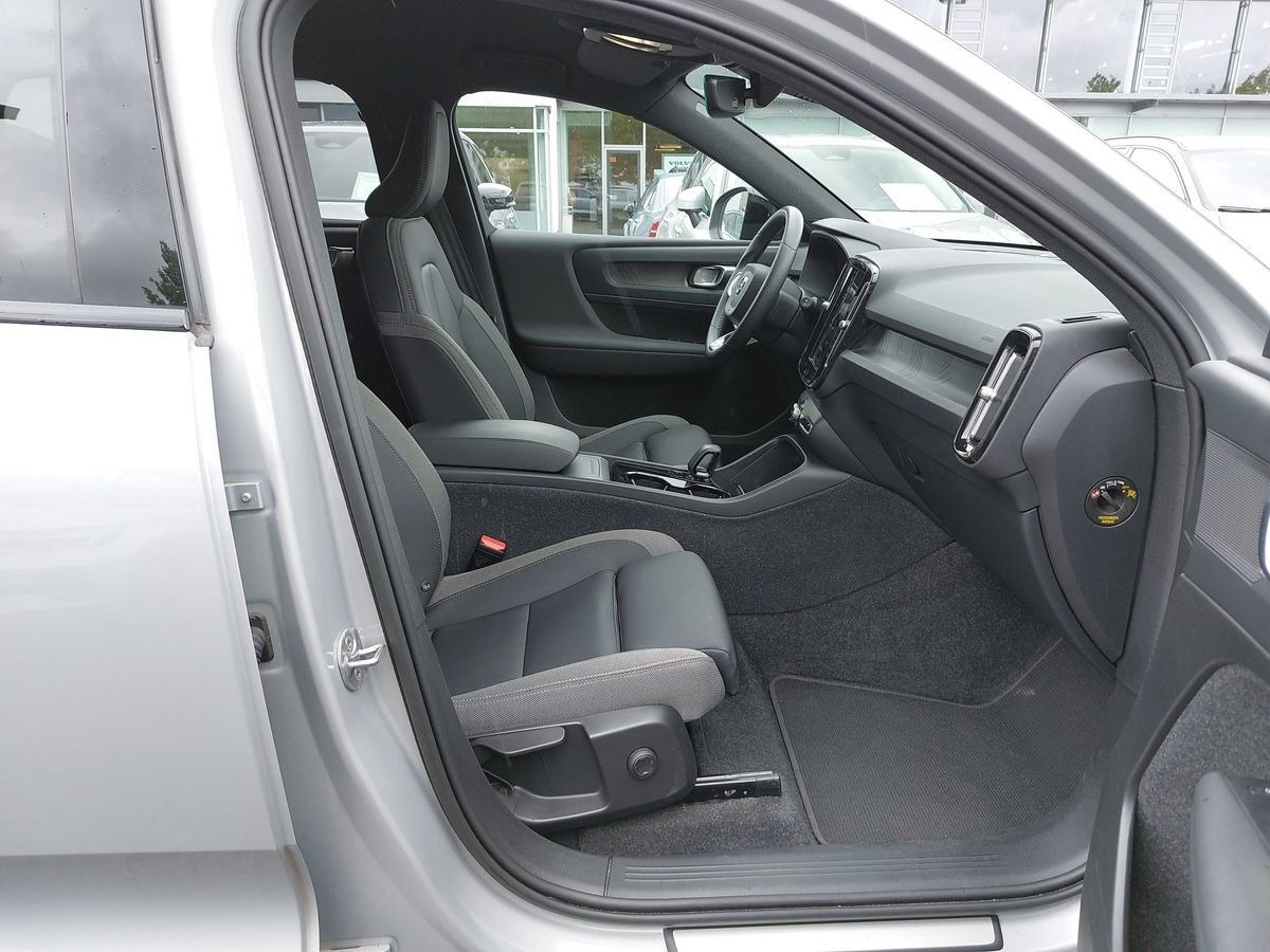 Sølv Volvo XC40 fra 2023