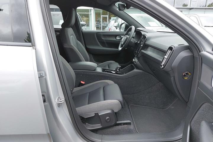 Sølv Volvo XC40 fra 2023