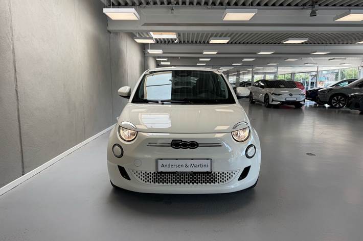 Hvid Fiat 500e fra 2023