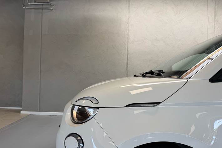Hvid Fiat 500e fra 2023