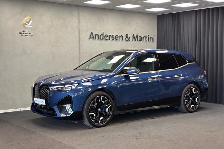 Blå BMW iX fra 2021