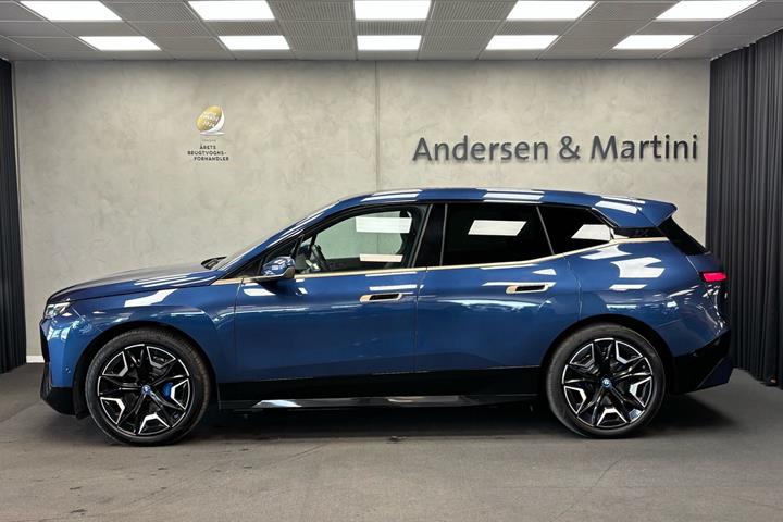 Blå BMW iX fra 2021