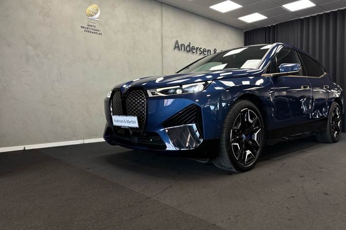 Blå BMW iX fra 2021