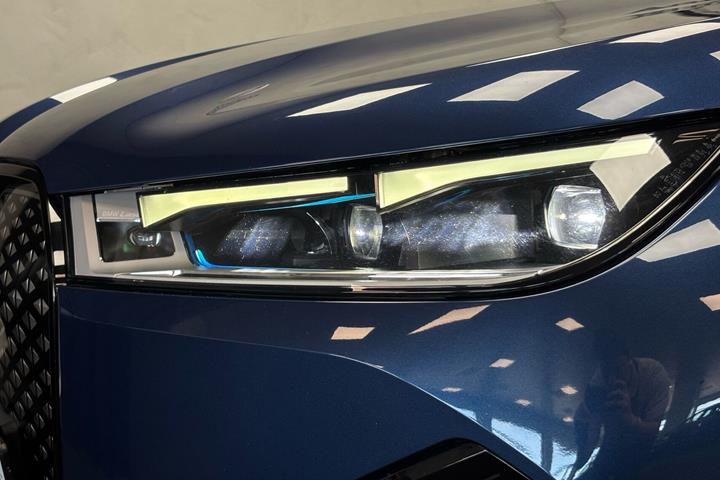 Blå BMW iX fra 2021