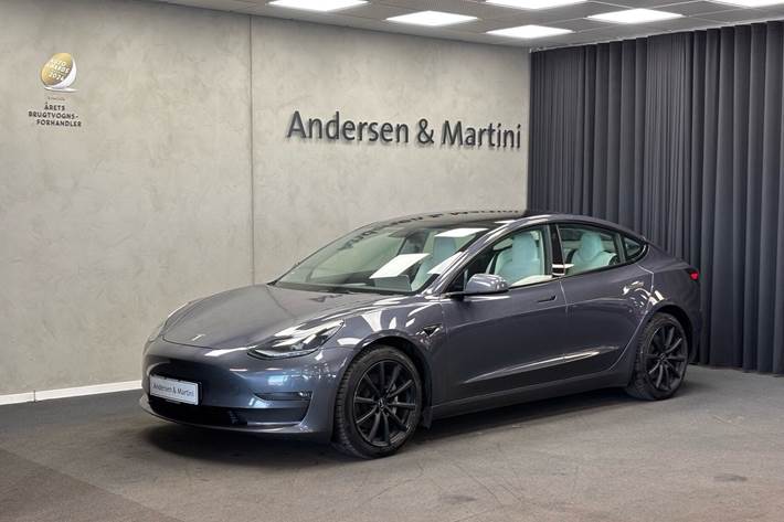 Grå Tesla Model 3 fra 2021