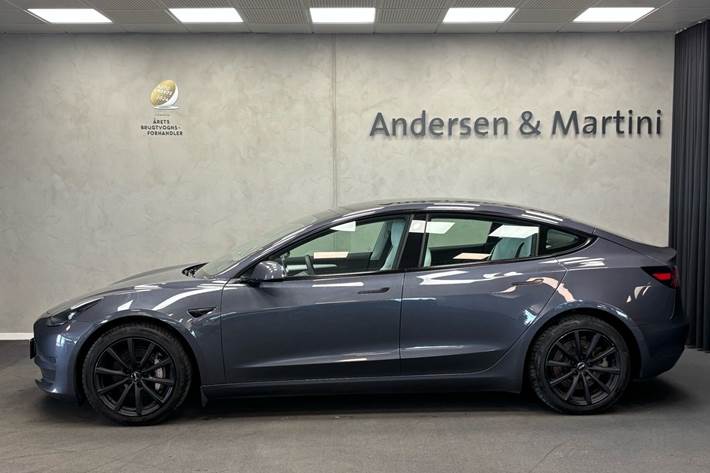 Grå Tesla Model 3 fra 2021