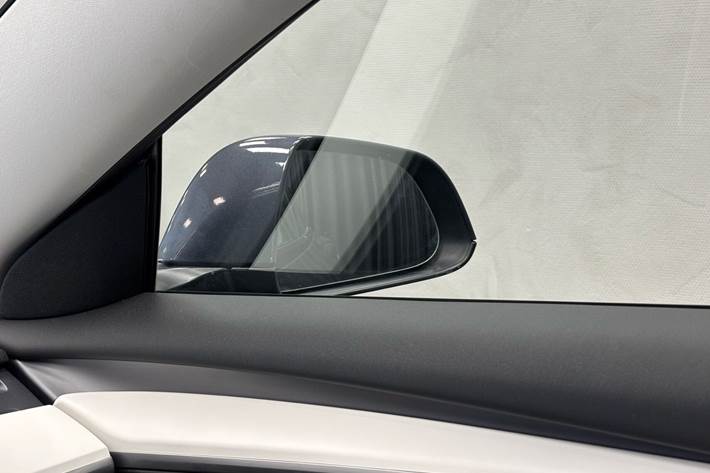 Grå Tesla Model 3 fra 2021