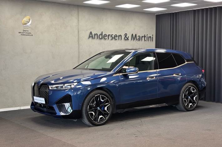 Blå BMW iX fra 2021