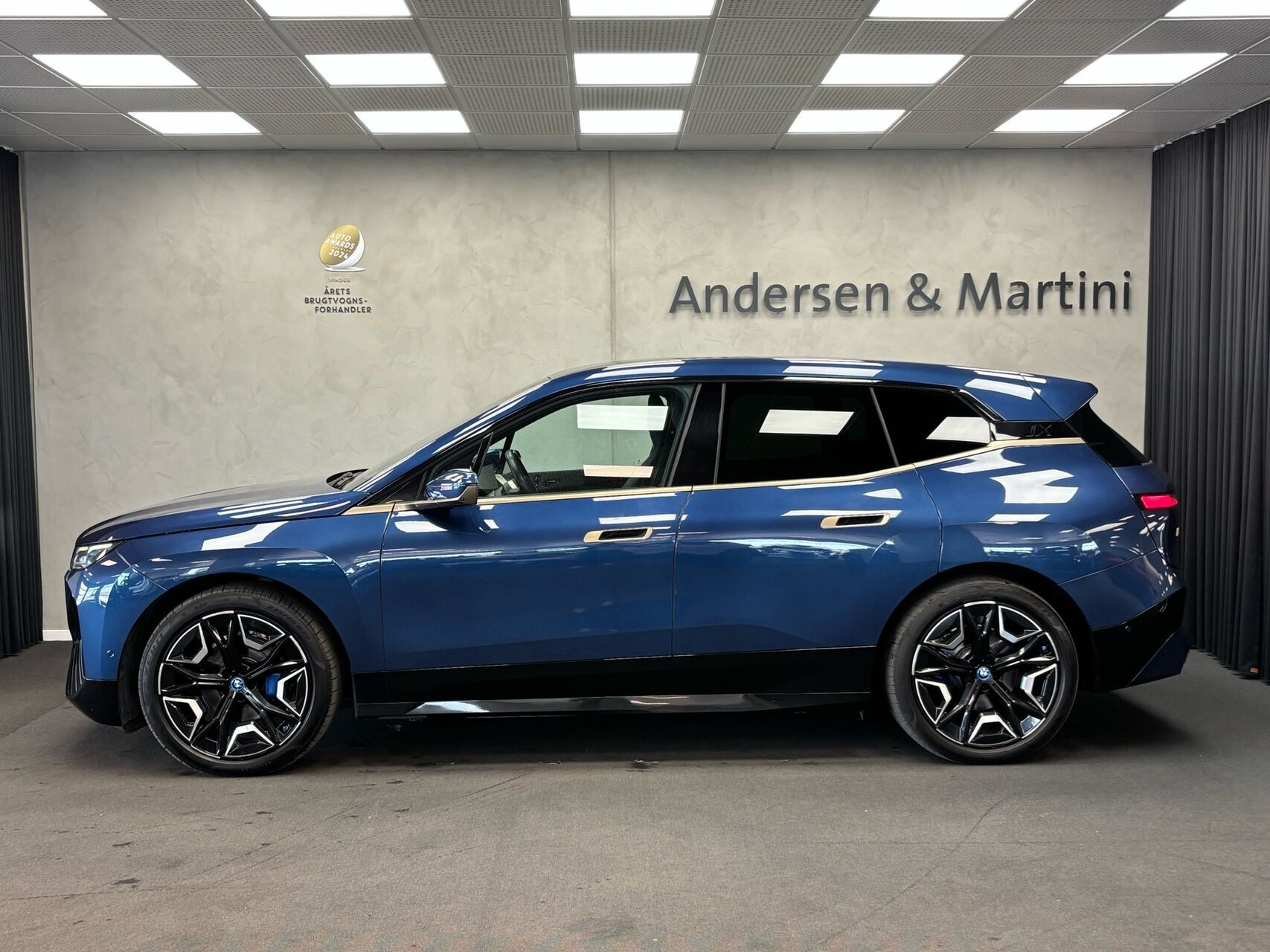 Blå BMW iX fra 2021