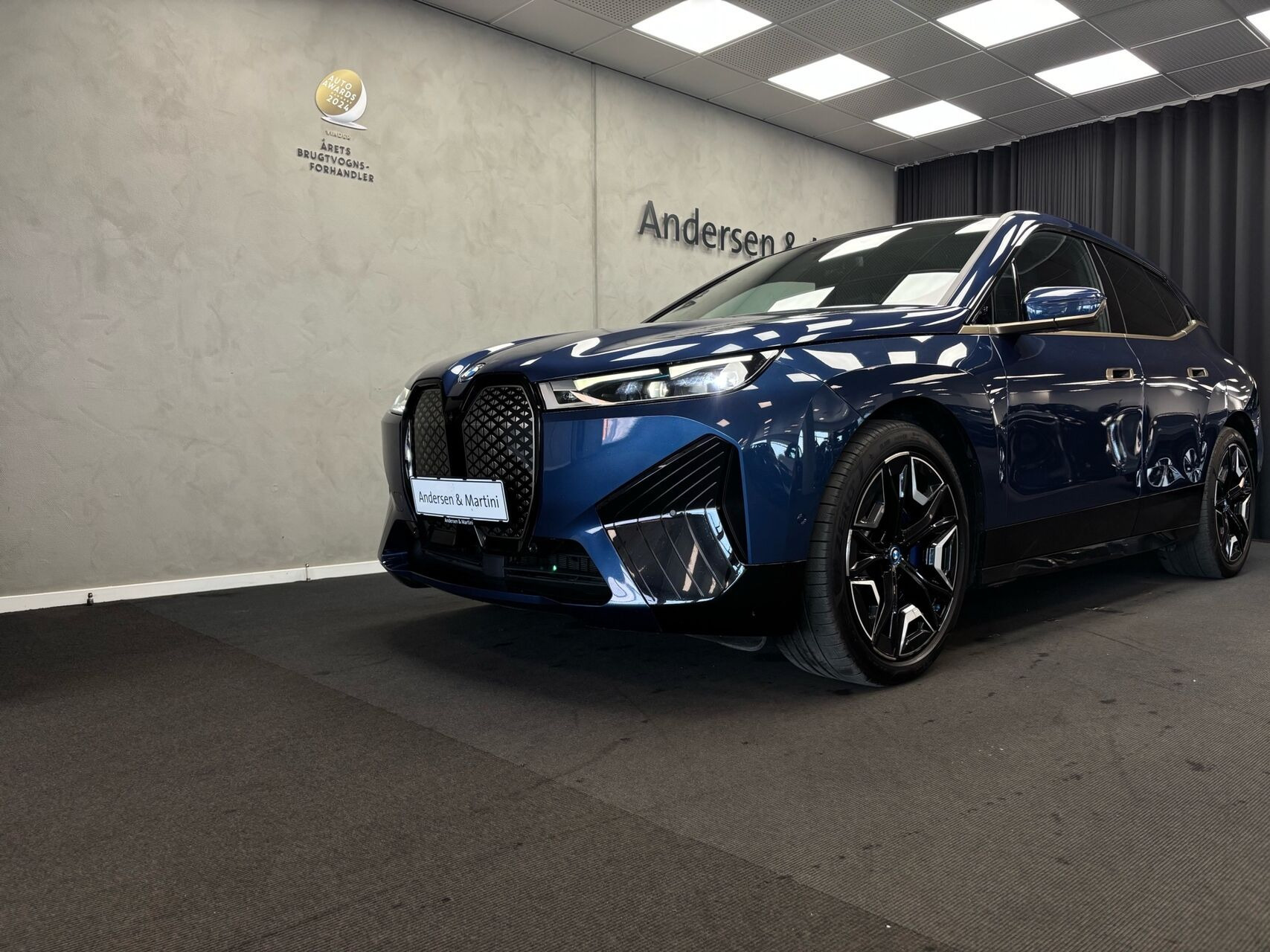 Blå BMW iX fra 2021