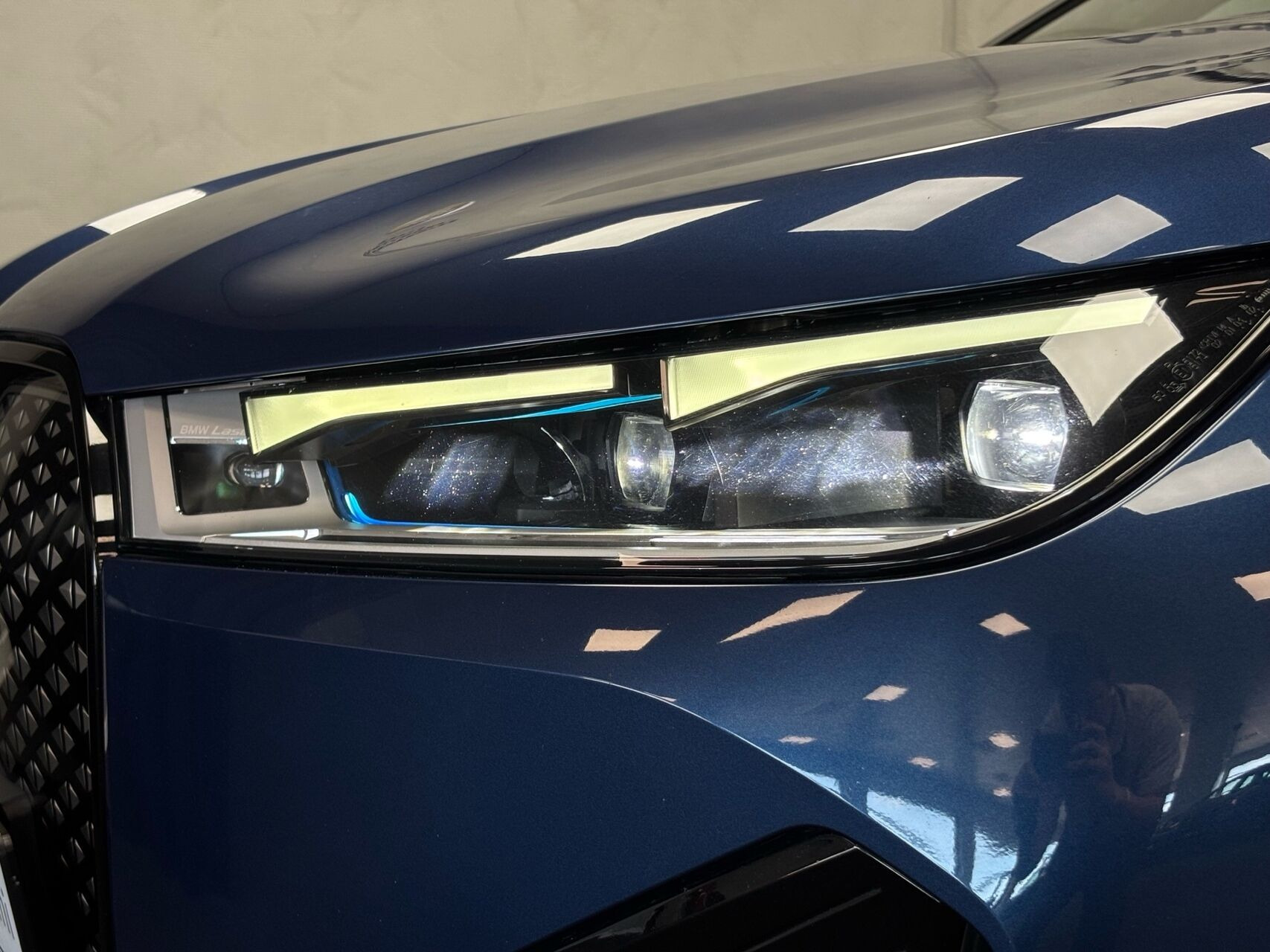 Blå BMW iX fra 2021