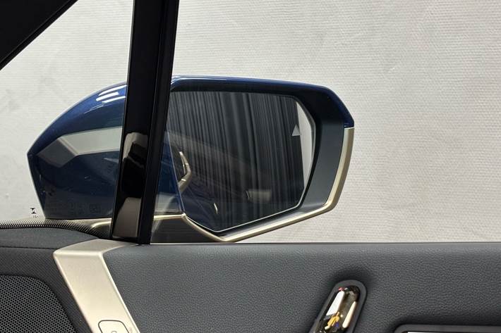 Blå BMW iX fra 2021