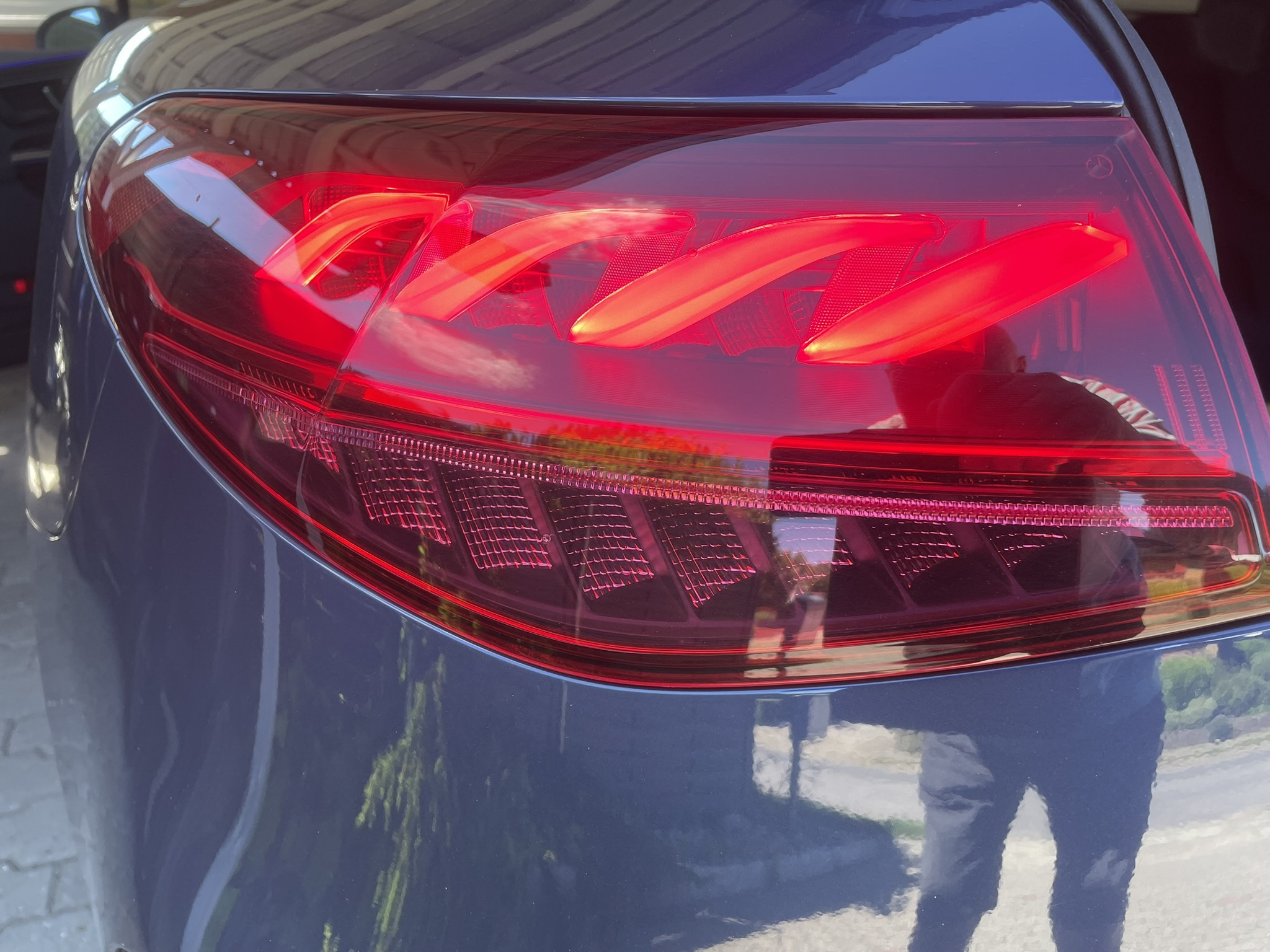 Blå Mercedes EQE 350 fra 2024