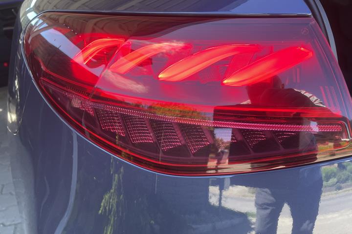 Blå Mercedes EQE 350 fra 2024