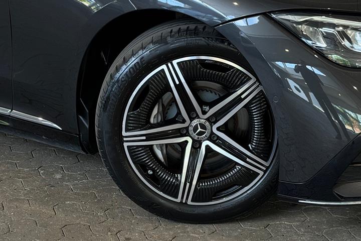 Grå Mercedes EQE350 fra 2024