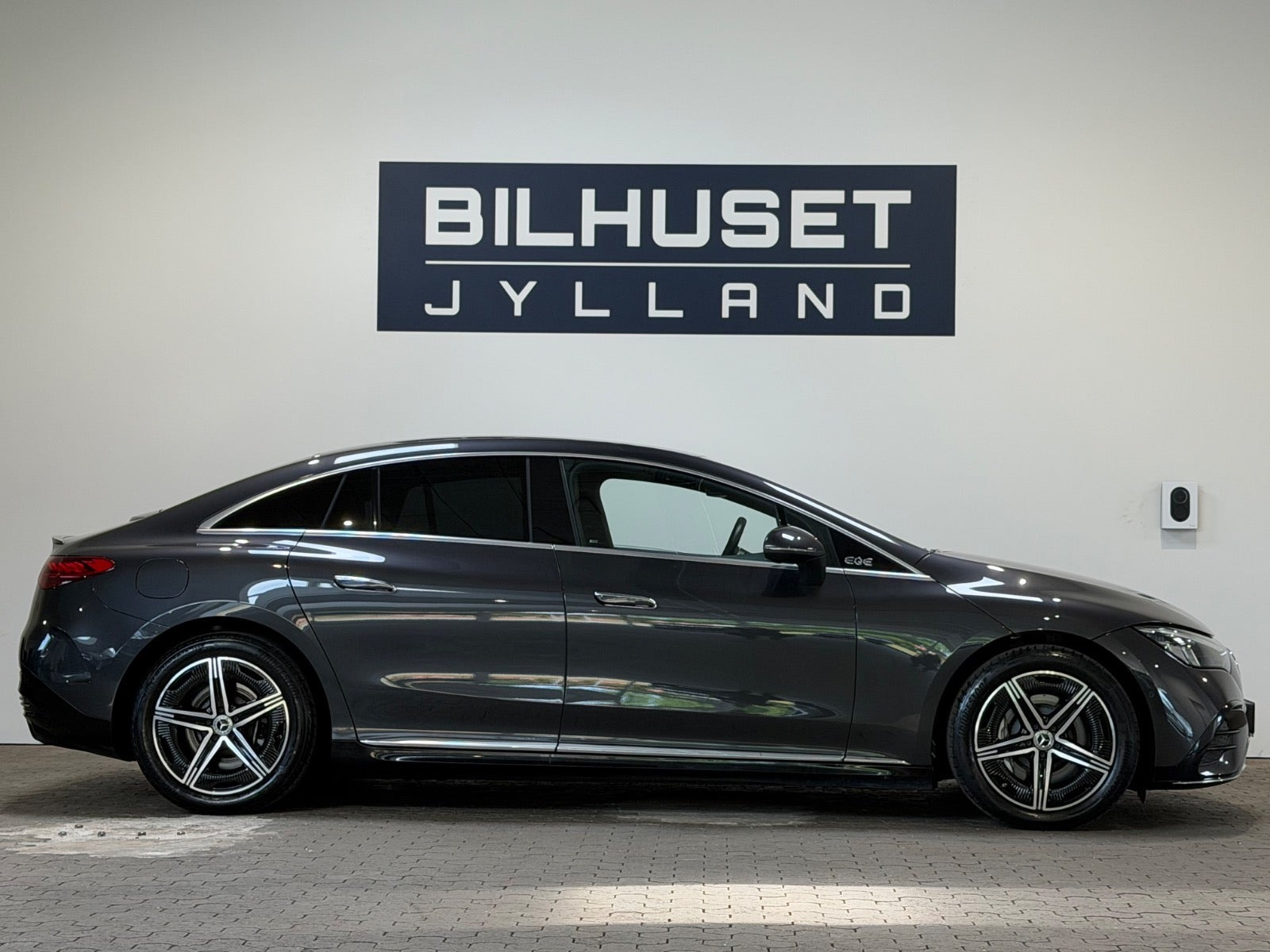 Grå Mercedes EQE350 fra 2024