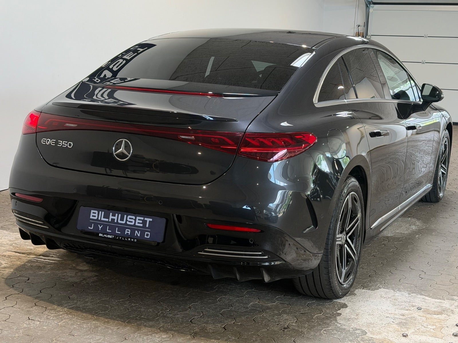 Grå Mercedes EQE350 fra 2024