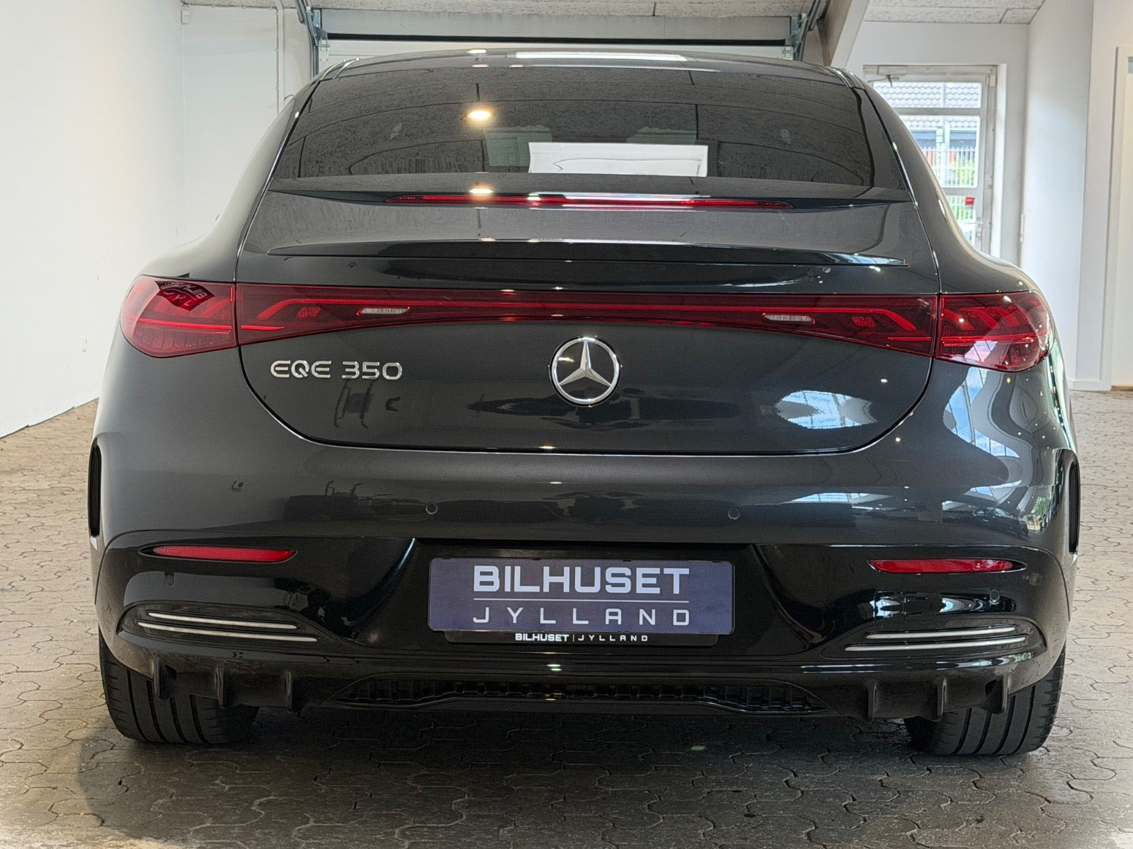Grå Mercedes EQE350 fra 2024