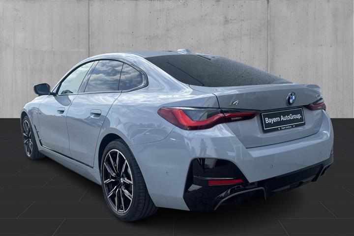 Grå BMW i4 fra 2025