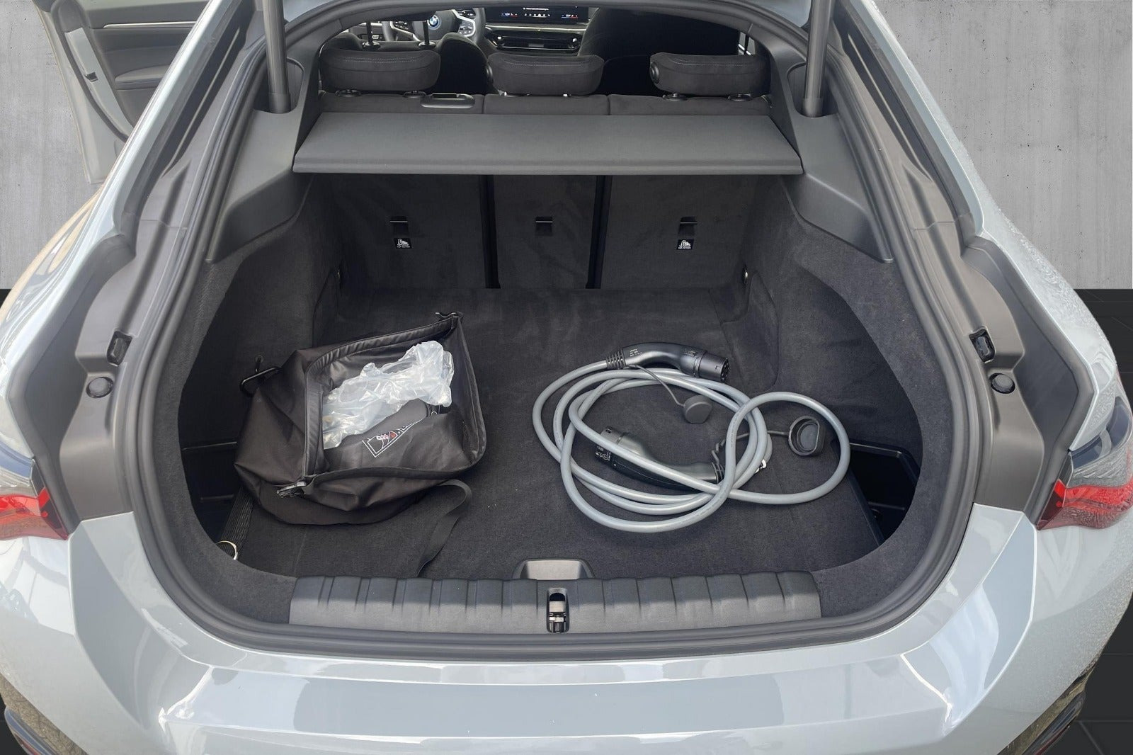 Grå BMW i4 fra 2025