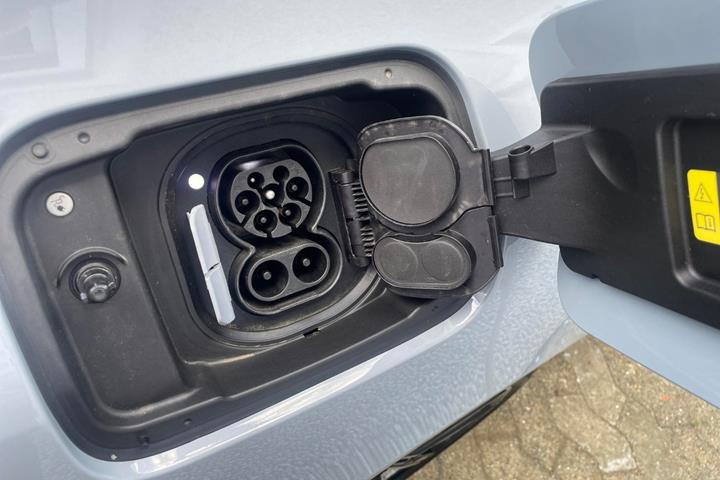 Grå BMW i4 fra 2025