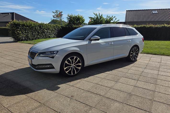 Hvid Skoda Superb fra 2020