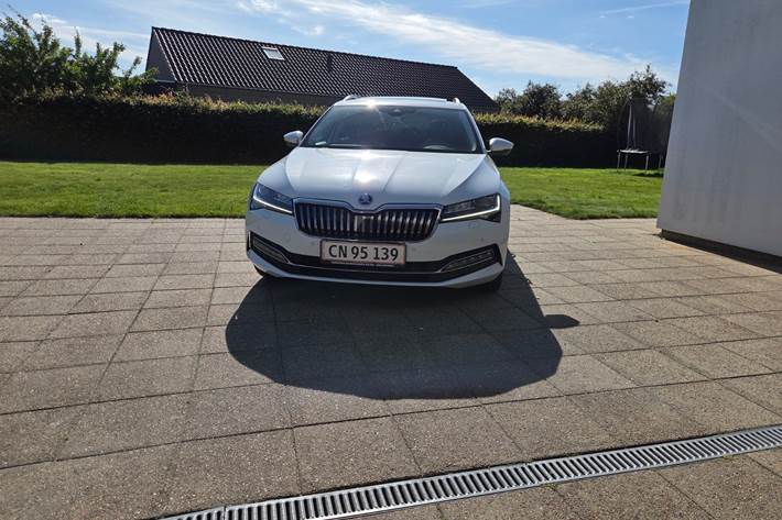 Hvid Skoda Superb fra 2020