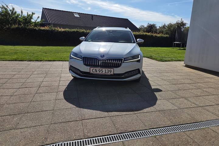 Hvid Skoda Superb fra 2020