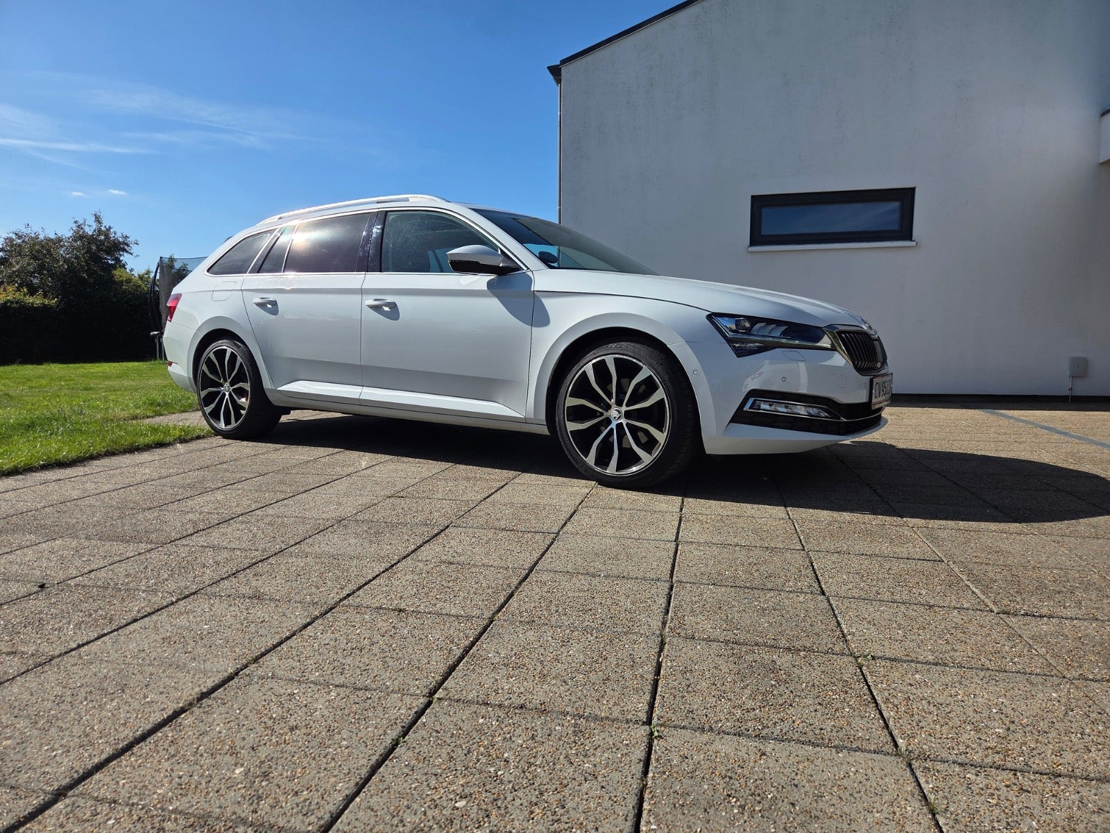 Hvid Skoda Superb fra 2020