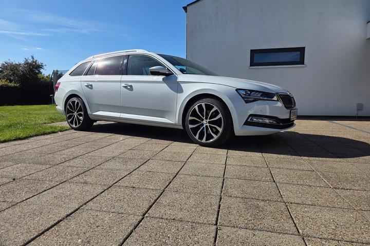 Hvid Skoda Superb fra 2020