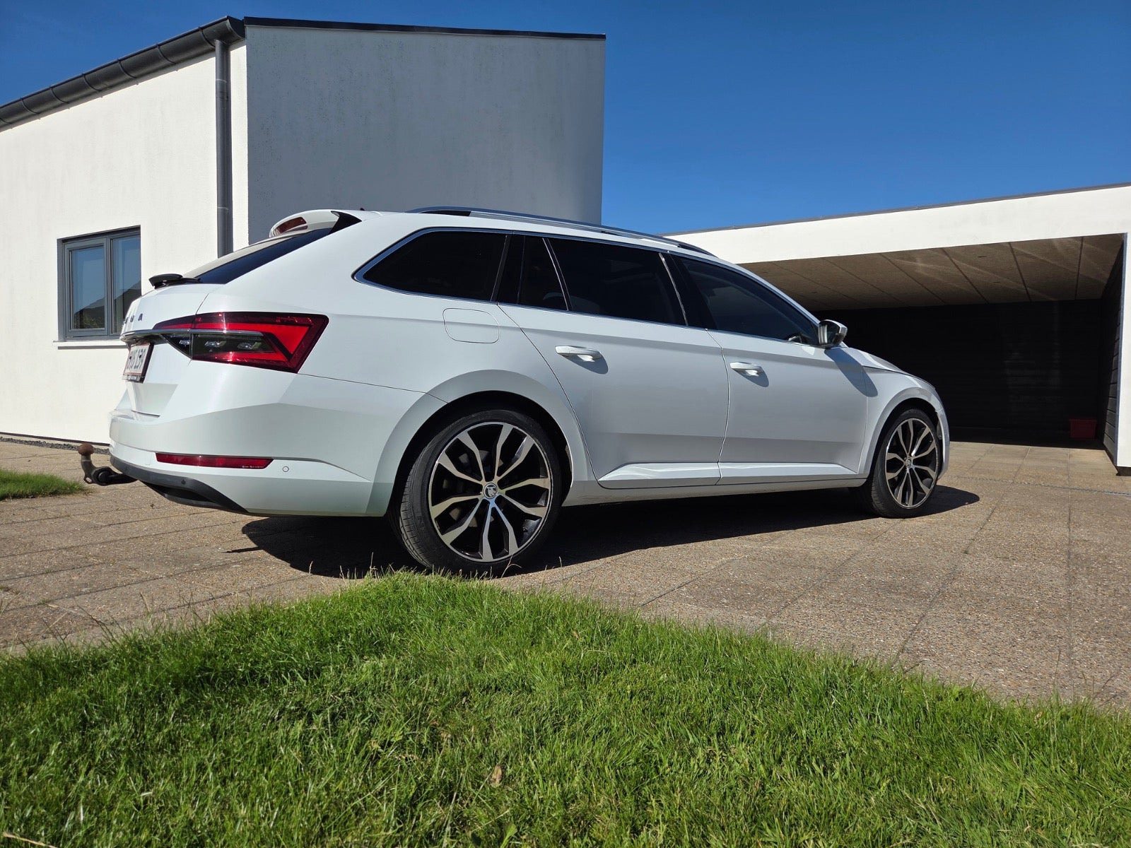 Hvid Skoda Superb fra 2020