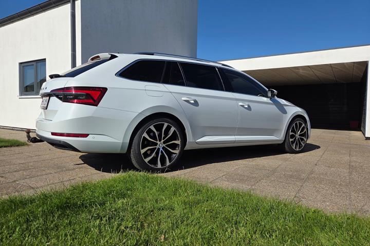 Hvid Skoda Superb fra 2020