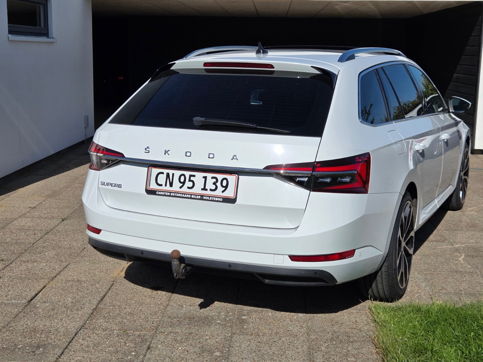 Hvid Skoda Superb fra 2020