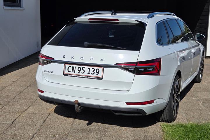 Hvid Skoda Superb fra 2020