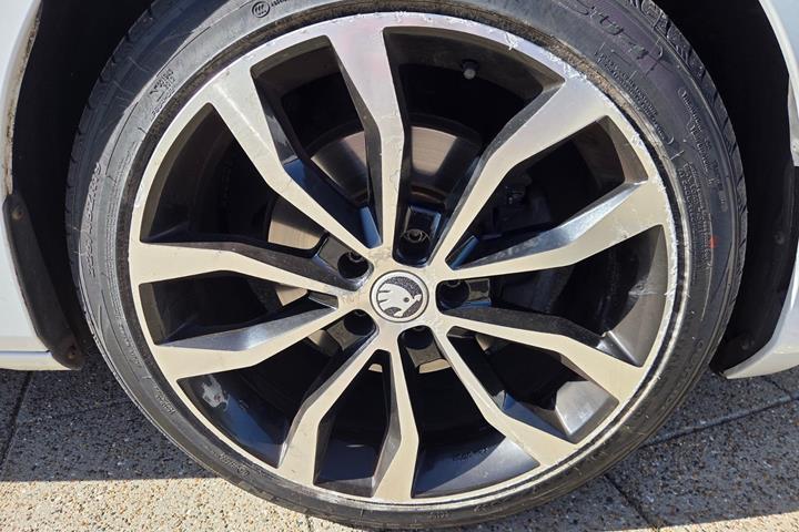 Hvid Skoda Superb fra 2020