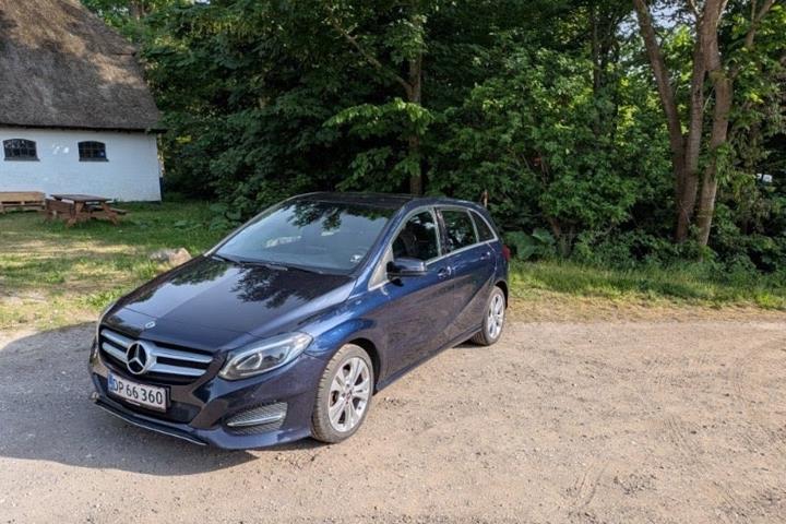 Blå Mercedes B200 d fra 2017