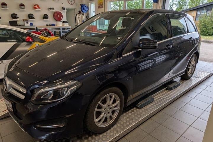 Blå Mercedes B200 d fra 2017