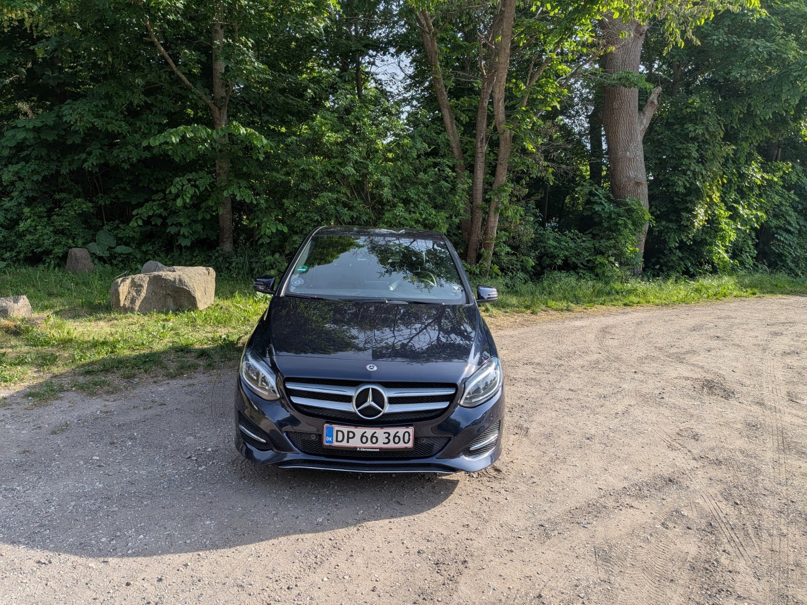 Blå Mercedes B200 d fra 2017